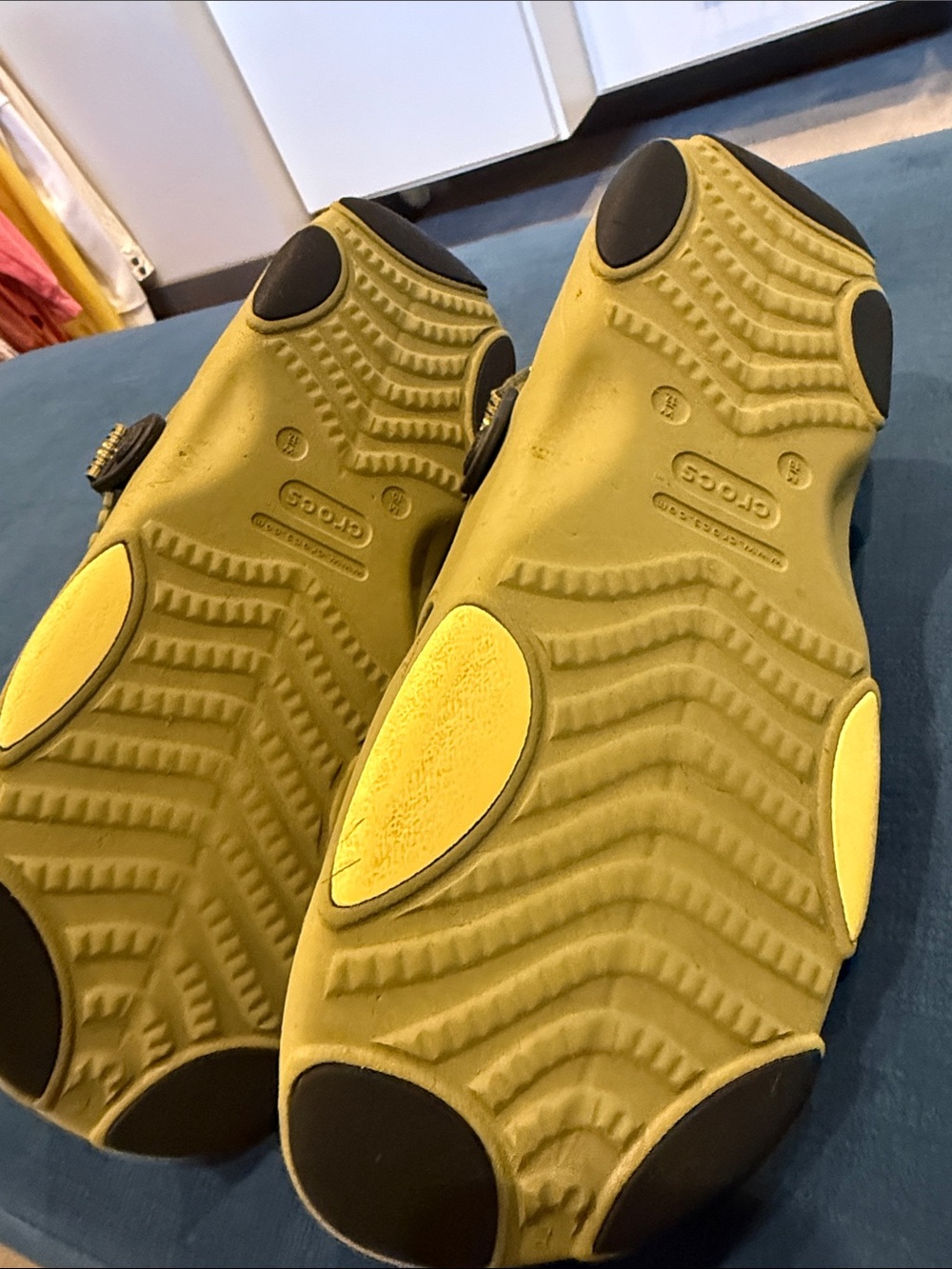 CROCS men’s size 10 Slide Sandal in army green with black and yellow Accents - Picture 5 of 6